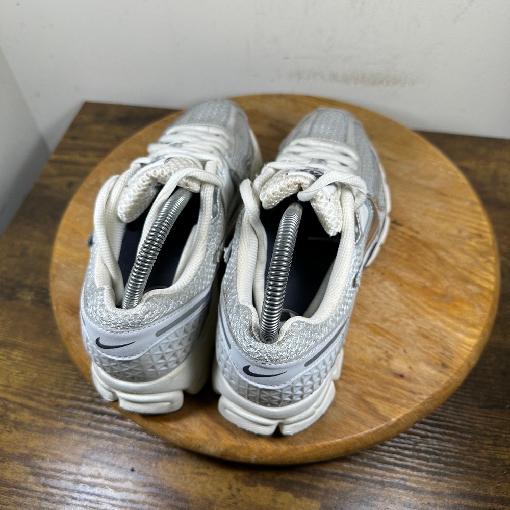 Nike Zoom Vomero 5 Womens Size 8 Photon Dust Metallic Silver FD0884-025 Sneakers - Picture 5 of 8